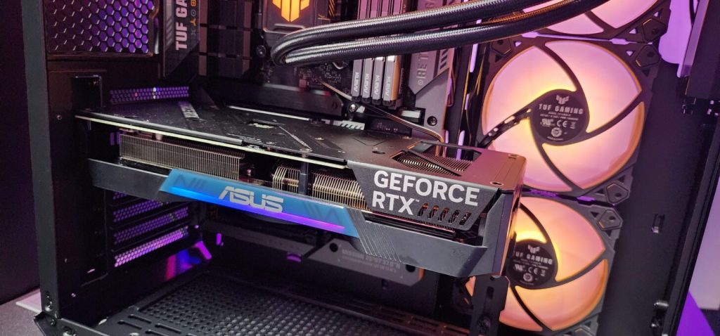 Asus Rtx 4070 Megalodon Gpuyu Guclendirmek Icin Ozel Bir Pci Benzeri Arabirim Kullaniyor2