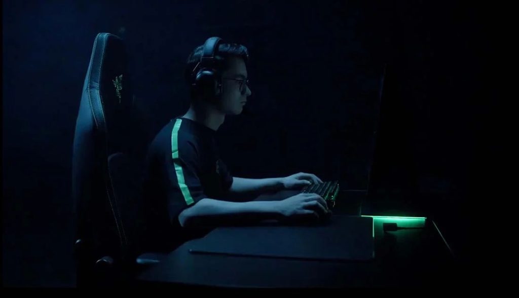 Razer Viper V3 Pro Beyaz Kablosuz Gaming Mouse H1