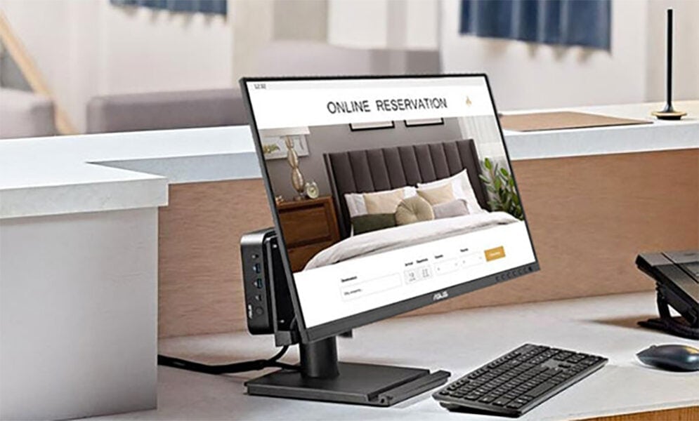 BE27AQG Online rezervasyon ekranı ile oda ve konaklama ayarlarının yapıldığı bilgisayar ekranı.