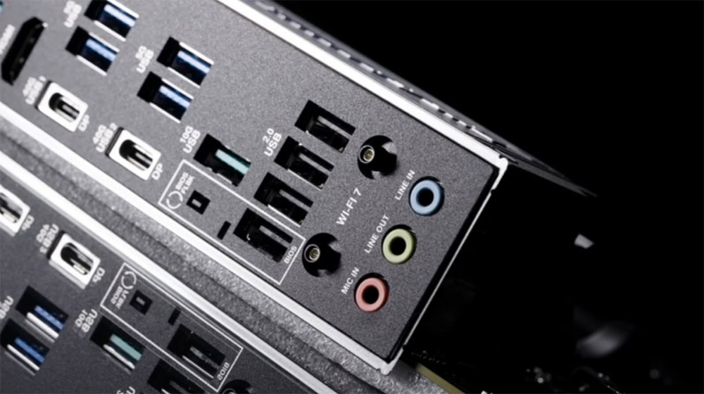 TUF GAMING X870E-PLUS WIFI7 Yüksek kaliteli bilgisayar ses ve görüntü bağlantı arabirimleri, USB ve HDMI portları, ses çıkış ve giriş yuvaları ile oyun ve medya kullanımına uygun özelleştirilmiş donanım.