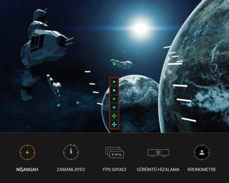 TUF Gaming VG279QM5A Uydu ve uzay temalı video oyun ekran görüntüsü, oyun içi ayarları ve kontrol simgeleri, geniş ekran ve FPS ayarları ile detaylı kullanıcı arayüzü.