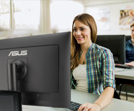 Modern kadın gamer bilgisayar başında oyun oynuyor, e-spor ve yüksek performanslı bilgisayar kullanımı, öğrenme ve eğlence için teknik donanım, genç kadın oyuncu, bilgisayar teknolojisi, ofis ortamı.