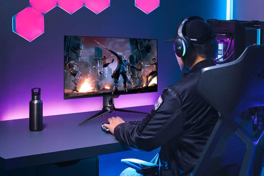 ROG Swift OLED PG32UCDMZ OYUNCUÇU TELEFON VE KULAKLIK KULLANARAK OYUN OYNUYOR, RGB IŞIKLI KASALAR VE MODERN MONİTÖR, GÜÇLÜ BİLGİSAYAR VE OYUN DİSİNLERİYLE E-spor OYUNU HAZIRLIGI, GENÇ VE TEKNOLJİ TUTKUNU OYUNCULAR İÇİN OLAĞANÜSTÜ KONUŞMA PLATFORMU, GAMER EKRANI VE OYUN DONANIMLARIYLE Yüksek performans, oyun deneyimi ve yenilikçi teknoloji vurgusu.
