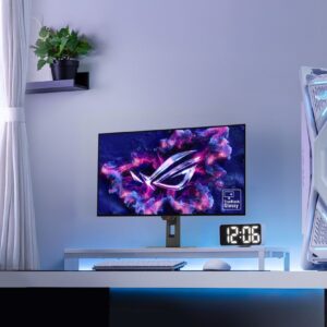Yüksek performanslı oyun bilgisayarı ve ekran, RGB aydınlatmalı kasa, OLED monitör ve oyun aksesuarları ile modern ofis veya oyun odası düzenlemesi.