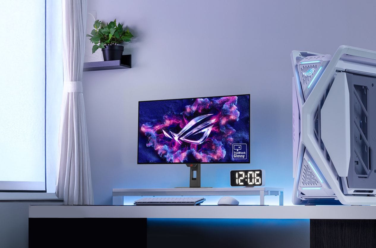 Yüksek performanslı oyun bilgisayarı ve ekran, RGB aydınlatmalı kasa, OLED monitör ve oyun aksesuarları ile modern ofis veya oyun odası düzenlemesi.