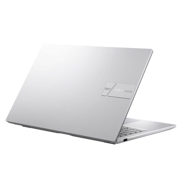 Gümüş renkli ASUS VivoBook dizüstü bilgisayar, açık durumda, modern ve şık tasarım, hafif ve taşınabilir, yüksek performanslı teknoloji, öğrenci ve profesyonel kullanım için ideal.