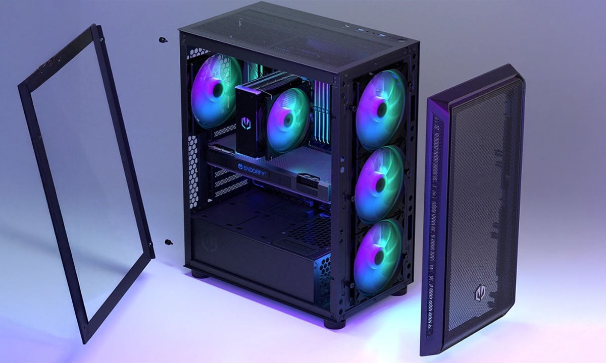 Yüksek performanslı gaming bilgisayarı açık kasasında RGB aydınlatmalı soğutucu fanlar ve yüksek güç kaynağıyla, üst düzey grafik ve oyun deneyimi için tasarlanmış.