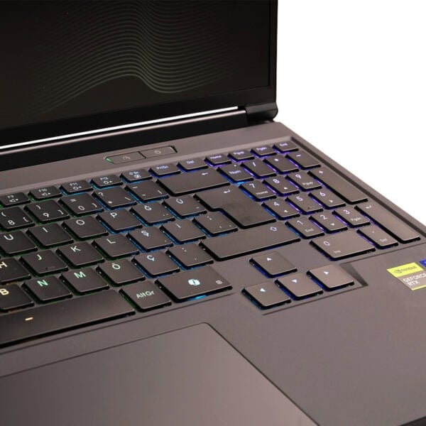 Yüksek performanslı dizüstü bilgisayar klavyesi, RGB aydınlatmalı ve gaming odaklı tasarım, NVIDIA GeForce RTX ekran kartı ile güçlendirilmiş oyun bilgisayarı.
