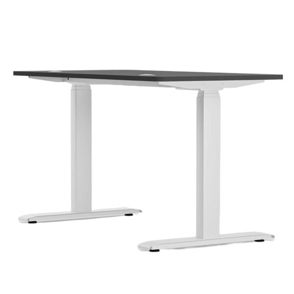 Farklı yükseklik ayarına sahip modern çalışma masası, ergonomik tasarım ve dayanıklı yapı, ofis ve oyun alanları için ideal. Şık beyaz ve siyah kombinasyonu ile dikkat çekiyor.