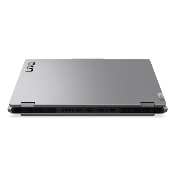 Gümüş renkli Lenovo dizüstü bilgisayar, çeşitli bağlantı portları ve şık tasarımıyla oyun ve profesyonel kullanım için ideal. Kaliteli ve dayanıklı yapı, gelişmiş performans sağlar.