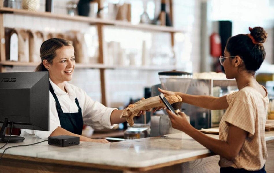 Güler yüzlü barista, kahve servisi yaparken müşteriyle iletişim kuruyor, samimi ve profesyonel ortam, samimi cafe atmosferi, müşteri memnuniyeti odaklı hizmet, sıcak ve konforlu kahve dükkanı ortamı.