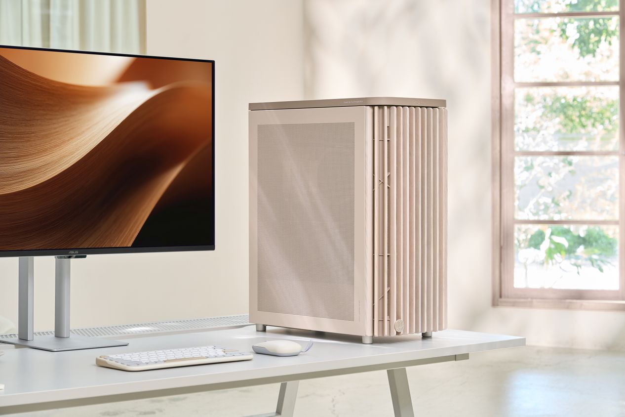 Yapay zeka ile geliştirilmiş oyun masaüstü bilgisayarı ve monitör, modern tasarım ve yüksek performanslı gaming ekipmanları ile masaüstü bilgisayar kurulum görüntüsü.