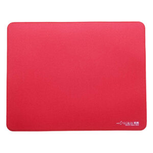 Yüzeyde kırmızı renkli mouse pad, yüzeyi yumuşak ve kaymaz tabanlı, ergonomik tasarım ile bilgisayar oyunları ve çalışma için ideal.
