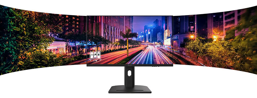 Yüksek çözünürlüklü çok monitör kurulumunu gösteren, şehir ışıkları ve hareketli trafik ile modern ofis ortamında gaming ve profesyonel kullanım için ideal ekran düzeni.
