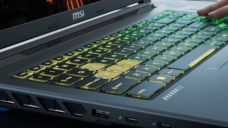 MSI CROSSHAIR A16 HX gaming dizüstü bilgisayarın klavyesi ve tasarımı detaylı görünüm.