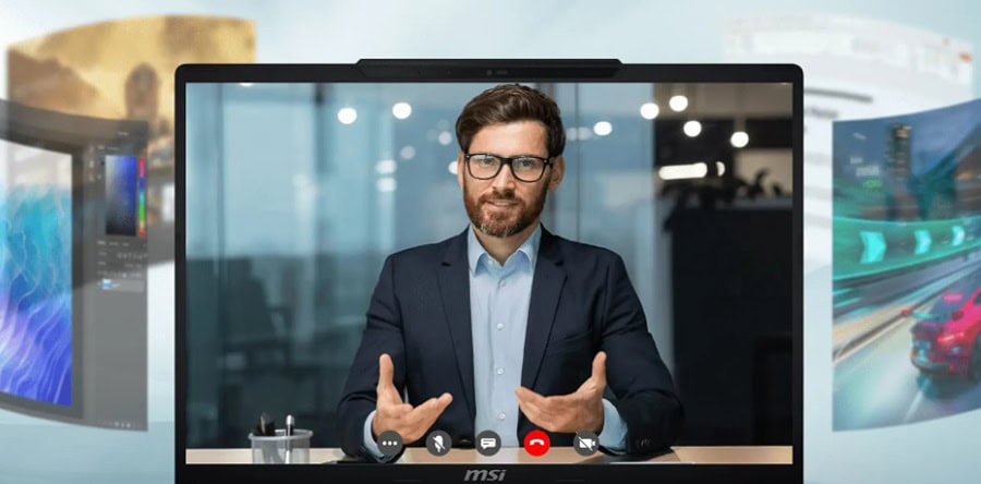 Dijital toplantı yapan, bilgisayar ekranında görünen adam, ofis ortamında.